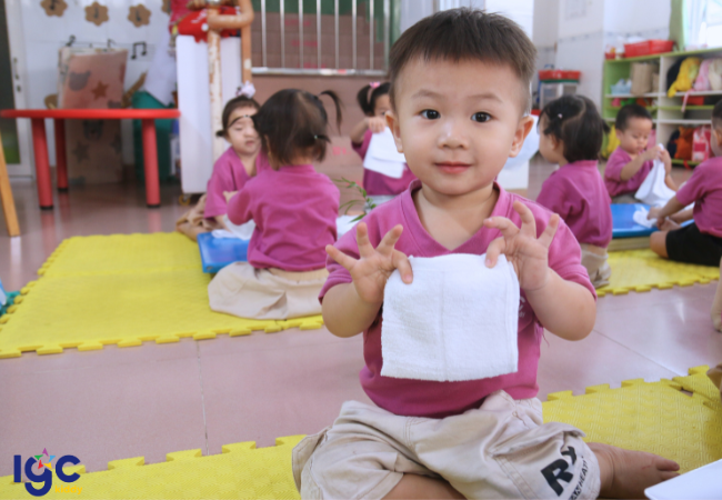 CHƯƠNG TRÌNH HỌC MẦM NON IGC BÌNH DƯƠNG: KỸ NĂNG SỐNG CHO BÉ NEMO 2 TUỔI - KỸ NĂNG GẤP KHĂN