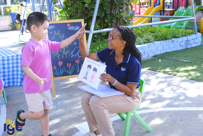 HỌC TIẾNG ANH CÙNG IGC KIDDY BÌNH DƯƠNG: MAKING COLORFUL FLIP FLOPS