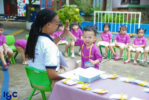 HỌC GIỚI THIỆU TÊN CỦA MÌNH CÙNG CÔ MIMZ TẠI IGC KIDDY BÌNH DƯƠNG