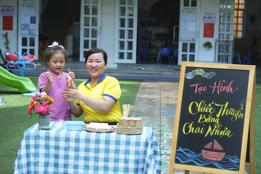 TẠO HÌNH CHIẾC THUYỀN TỪ CHAI NHỰA