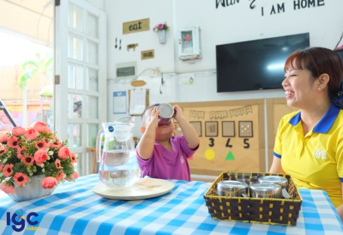 KỸ NĂNG UỐNG NƯỚC – BÉ LỚP NEMO 2 TUỔI TỰ LẬP TẠI TRƯỜNG MẦM NON IGC KIDDY BÌNH DƯƠNG