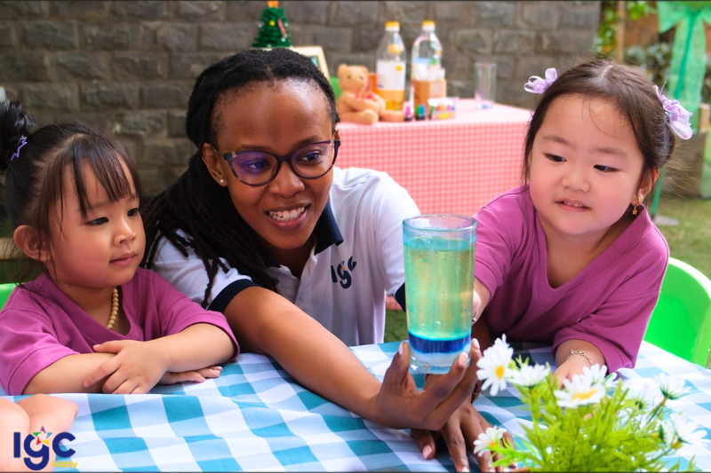 HỌC TIẾNG ANH QUA THÍ NGHIỆM HẤP DẪN TẠI IGC KIDDY BÌNH DƯƠNG