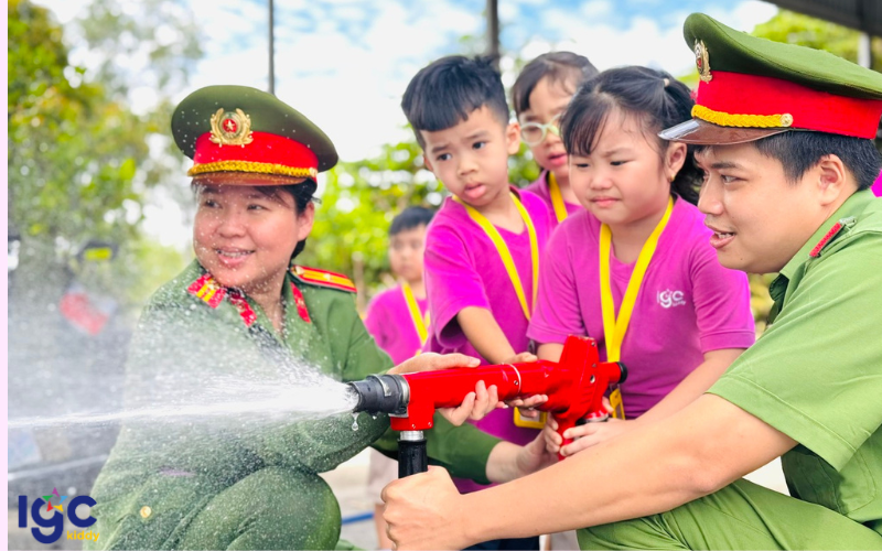 HÀNH TRÌNH TRẢI NGHIỆM ĐẦY BỔ ÍCH CỦA CÁC BÉ TẠI PHÒNG CẢNH SÁT PHÒNG CHÁY VÀ CHỮA CHÁY TỈNH BÌNH DƯƠNG