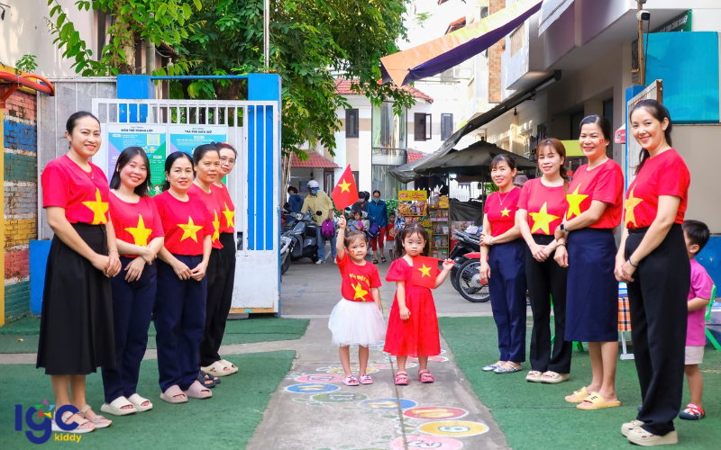 MỪNG NGÀY ĐẤT NƯỚC THỐNG NHẤT, BÉ ĐẾN TRƯỜNG GIỮA MUÔN CỜ HOA