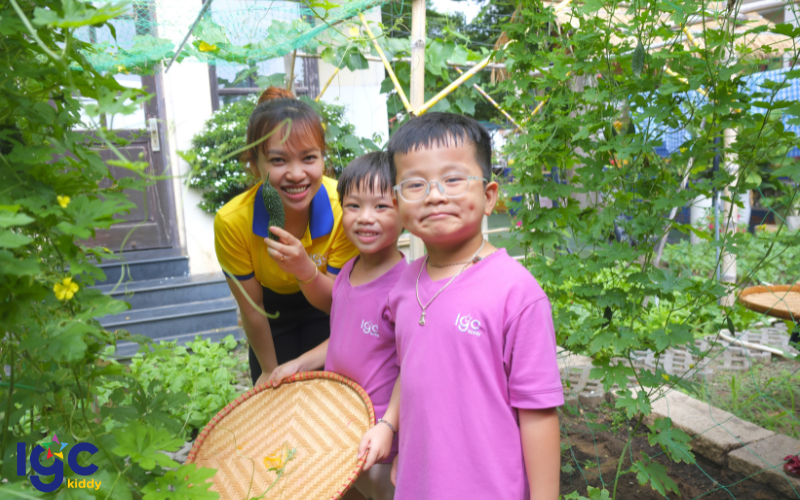 THU HOẠCH RAU TRÁI – TRẢI NGHIỆM “NÔNG DÂN NHÍ” GIỮA LÒNG THÀNH PHỐ