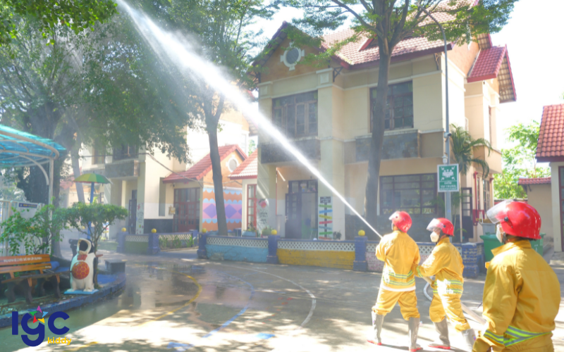 DIỄN TẬP PHÒNG CHÁY CHỮA CHÁY THƯỜNG XUYÊN TẠI TRƯỜNG MẦM NON IGC KIDDY BÌNH DƯƠNG