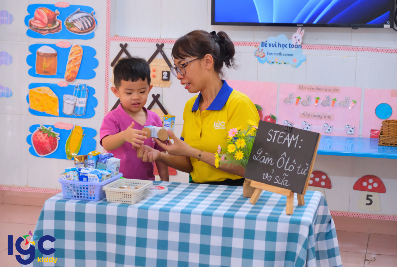 HOẠT ĐỘNG STEAM: BÉ 3 TUỔI LÀM Ô TÔ TỪ VỎ HỘP SỮA TẠI IGC KIDDY BÌNH DƯƠNG