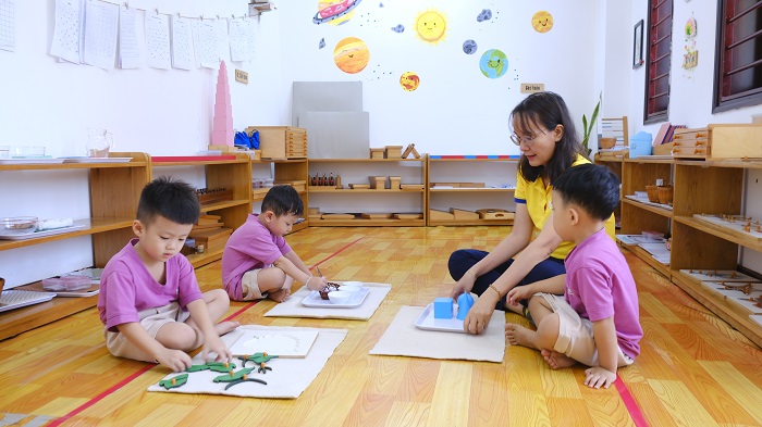 Cùng con khám phá thế giới Montessori thu nhỏ