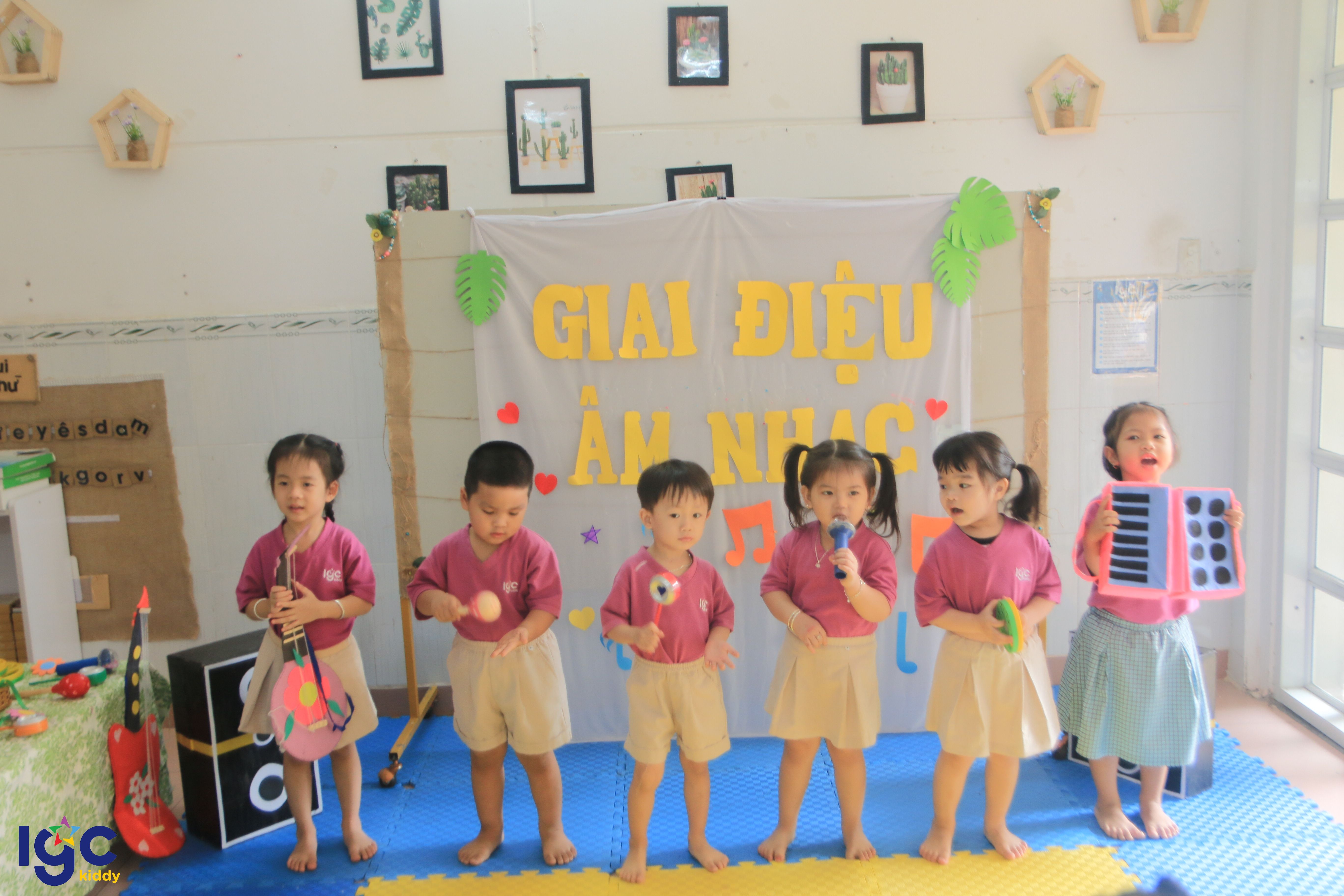 HÁT VÀ VẬN ĐỘNG THEO ÂM NHẠC