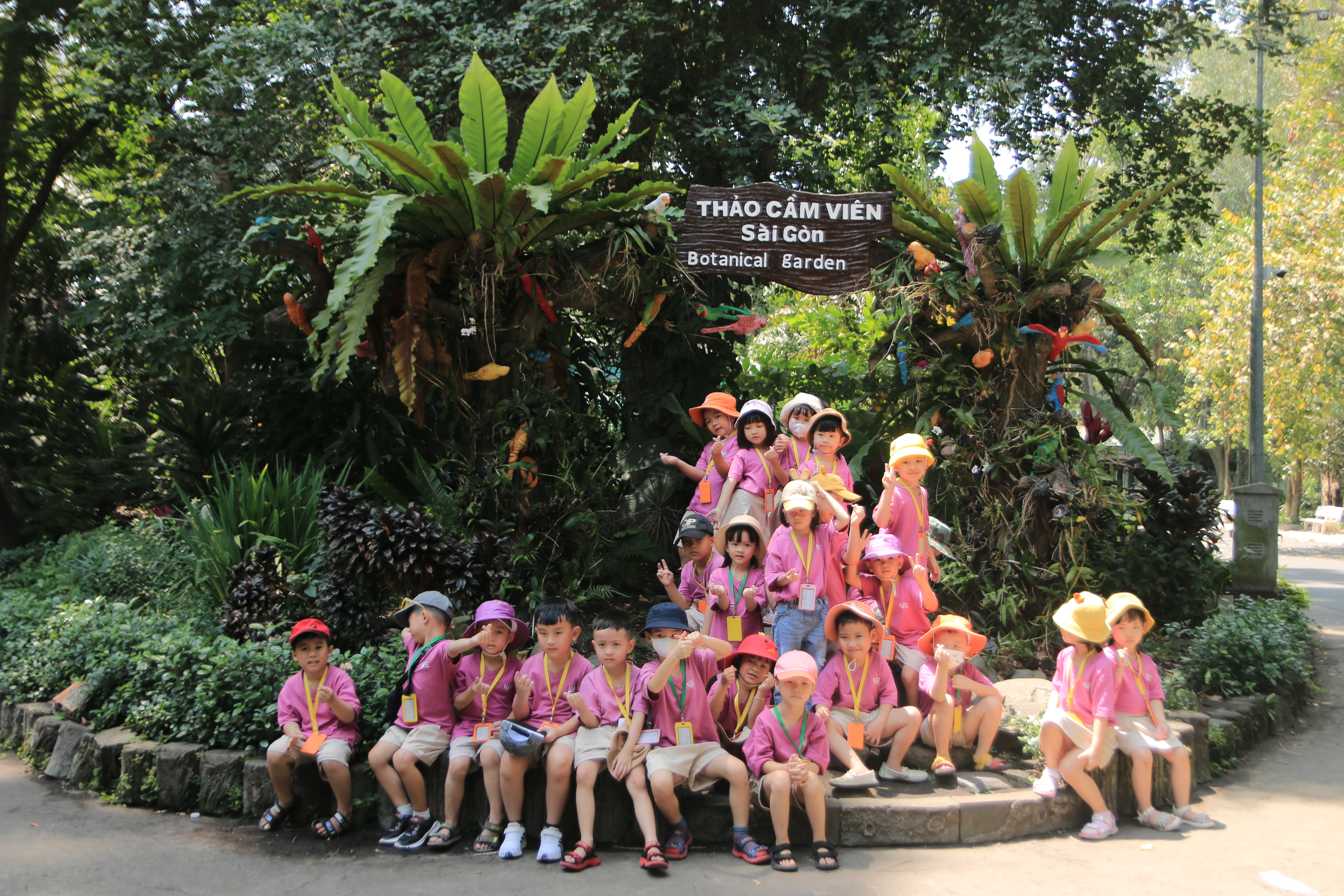 DÃ NGOẠI TẠI THẢO CẦM VIÊN