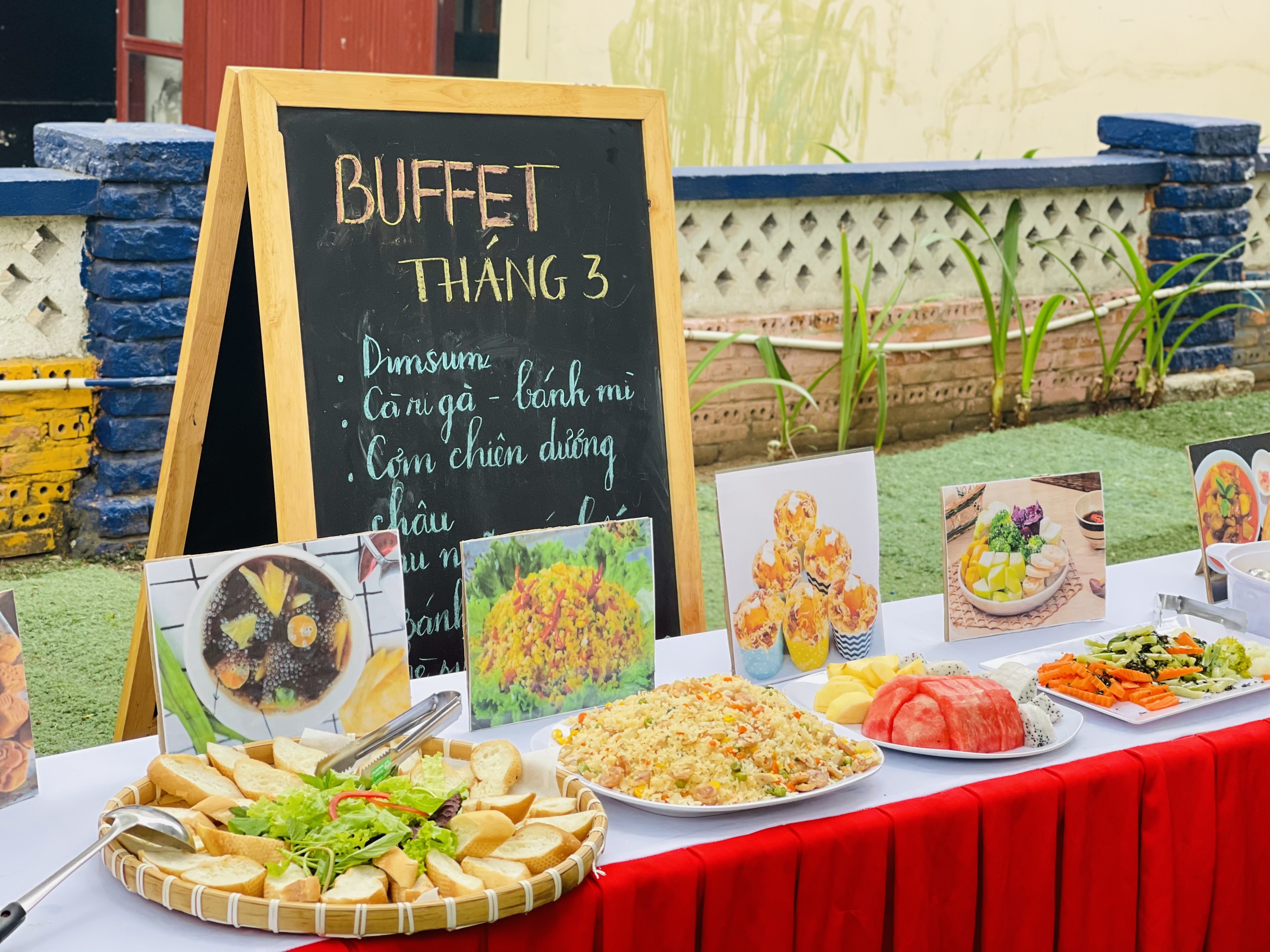 BỮA TIỆC BUFFET VUI VẺ TẠI LỚP HỌC