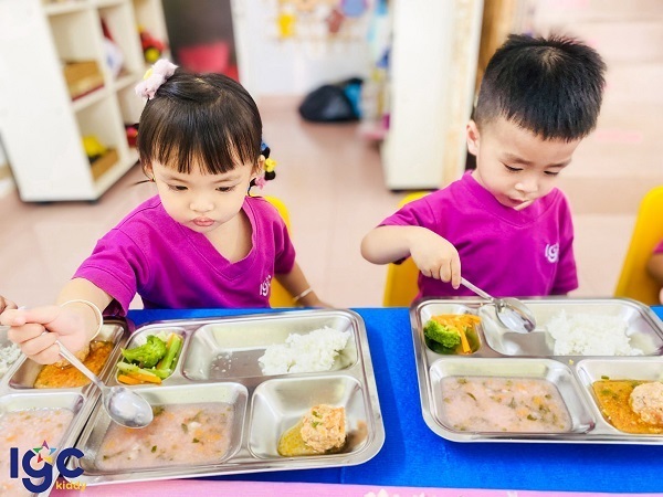 BỮA ĂN THÔ CỦA BẠN NHỎ LỚP NEMO