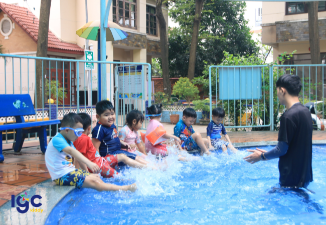 CHƯƠNG TRÌNH HỌC TẠI TRƯỜNG MẦM NON SONG NGỮ IGC BÌNH DƯƠNG: TẠI SAO CÁC BÉ LẠI THÍCH HOẠT ĐỘNG BƠI LỘI?